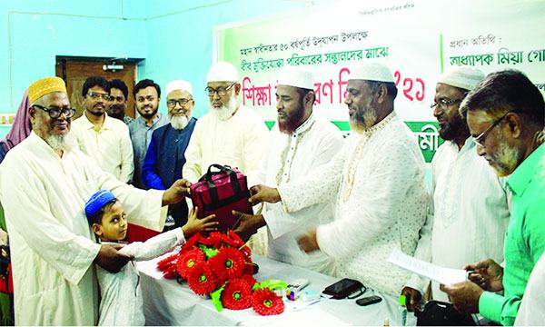 বীর মুক্তিযোদ্ধা সন্তানদের মধ্যে অধ্যাপক গোলাম পরওয়ারের  শিক্ষা উপকরণ বিতরণ