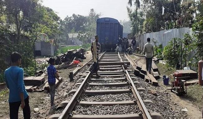 দুর্ঘটনার ২০ ঘণ্টা পরও স্বাভাবিক হয়নি রেল যোগাযোগ, তদন্ত কমিটি গঠন