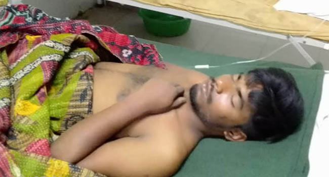 চুরির অভিযোগে যুবককে গাছে বেঁধে নির্যাতন