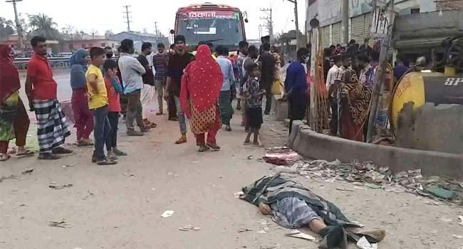 ঝালমুড়ি বিক্রেতাকে পিষে মারলো বাস