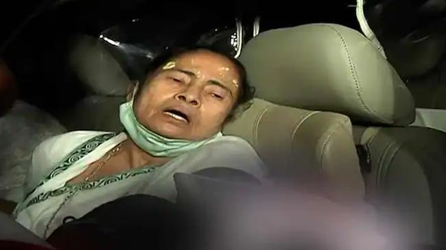 ধাক্কা-ধাক্কিতে মুখ থুবড়ে পড়লেন মমতা, উঠে বললেন চক্রান্ত