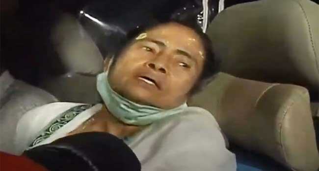 বাঁ পায়ের গোড়ালির হাড়ে ‘গুরুতর’ চোট, শ্বাসকষ্ট, ৪৮ ঘণ্টা পর্যবেক্ষণে মমতা