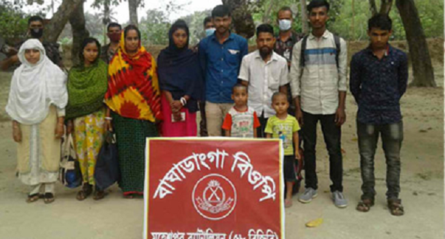 মহেশপুর সীমান্তে দালালসহ আটক ২৩