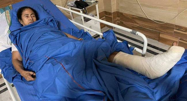 হাসপাতাল থেকে এখনই ছাড়া পাচ্ছেন না মমতা