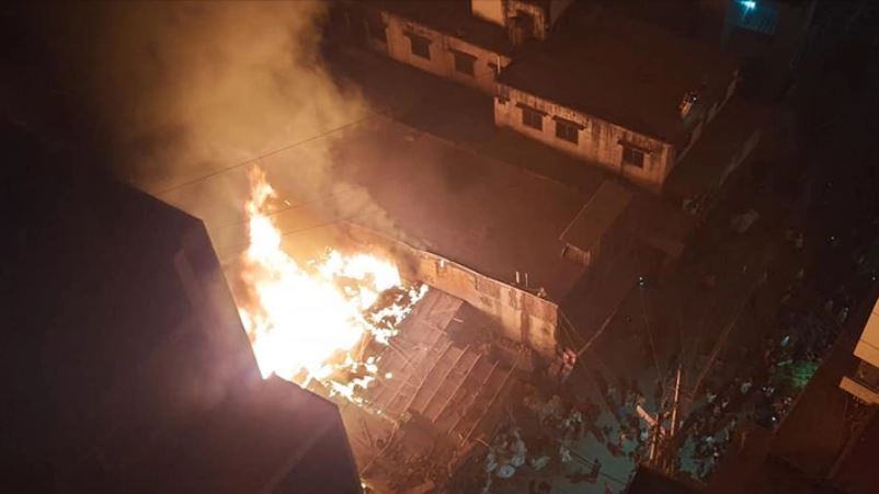 রাজধানীর কাঠালবাগানে বস্তিতে আগুন