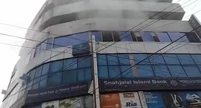 টাঙ্গাইলে শাহজালাল ইসলামী ব্যাংকে আগুন