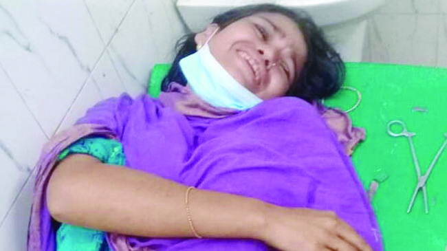 গহনা বিক্রি করতে না দেয়ায় স্ত্রীর হাতের কব্জি কেটে দিলেন স্বামী