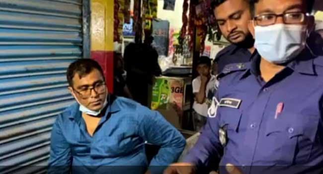 ফতুল্লায় ঘুষ নিতে এসে দুদকের চাকরিচ্যুত কনস্টেবল গ্রেফতার