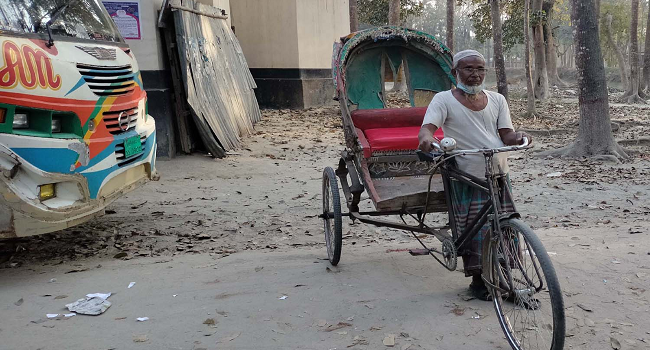 ‘মোর রিকশাত কাইয়ো চইড়বার চায় না বাহে’