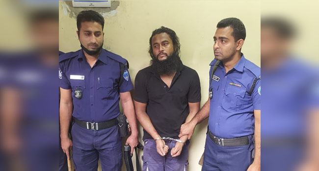 থানার সামনে ব্যবসায়ীকে কোপালেন যুবক