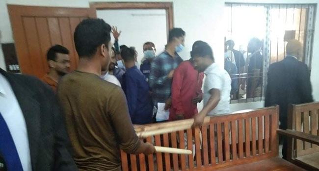 চুয়াডাঙ্গায় আইনজীবী ও জজশীপ কর্মকর্তা-কর্মচারীদের পাল্টাপাল্টি হামলার অভিযোগ