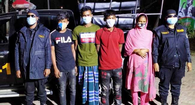 গাজীপুরে নারীসহ ৪ ছিনতাইকারী আটক
