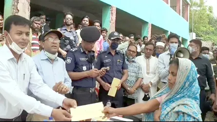 শাল্লায় ক্ষতিগ্রস্ত পরিবারের মাঝে জেলা প্রশাসনের মানব্কি সহায়তা