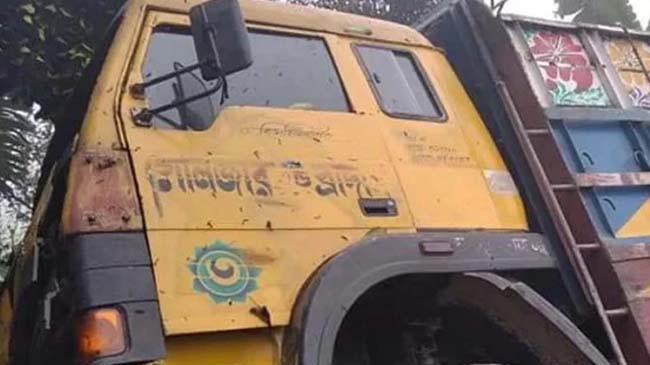 ট্রাকের ড্রাইভিং সীটের নিচে রক্তাক্ত লাশ