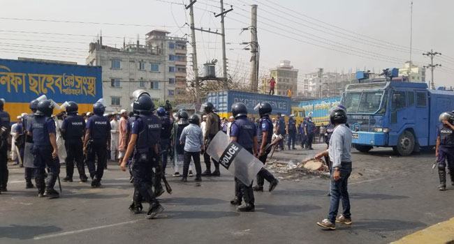 হরতালের সমর্থনে ঢাকা-চট্টগ্রাম মহাসড়ক অবরোধ : দফায় দফায় সংঘর্ষ