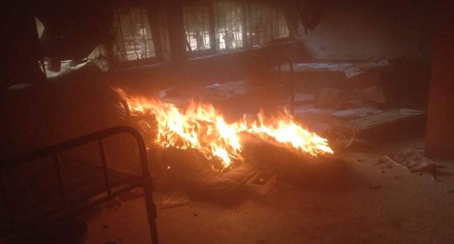 আশুগঞ্জে সেতুর টোলপ্লাজায় পুলিশ ক্যাম্পে আগুন ধরিয়ে দিয়েছে বিক্ষুব্ধ জনতা