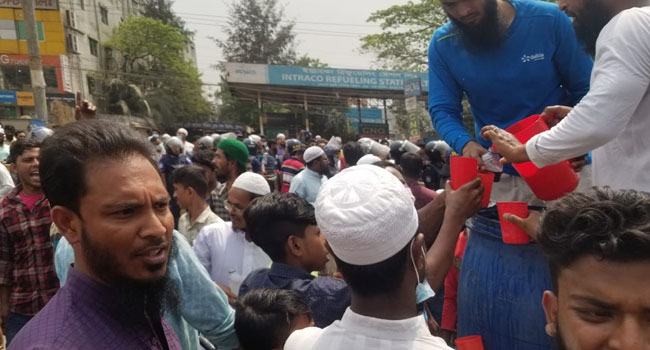 র‌্যাব ও পুলিশকে দুপুরে পানি ও হাল্কা খাবার খাওয়ালো হেফাজত