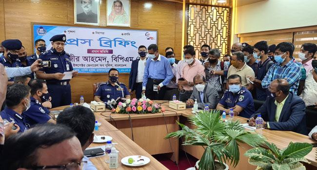কিছু লোক জনগণকে শিক্ষা দিতে চায় : আইজিপি