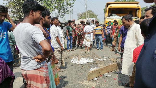 পাবনায় ট্রাকচাপায় বাবা-মেয়ে নিহত