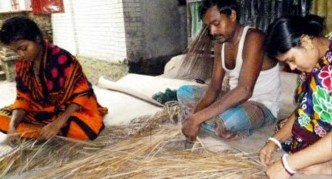 শীতল পাটি বুননে ব্যস্ত লালমোহনের কারিগররা