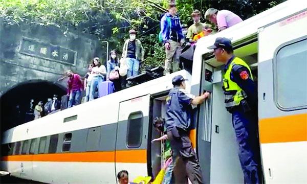 তাইওয়ানে ভয়াবহতম ট্রেন দুর্ঘটনা