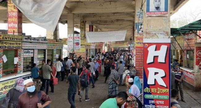 দলে দলে মানুষ ঢাকা ছাড়ছে, টার্মিনালগুলোতে ঈদযাত্রার মতো ভিড়