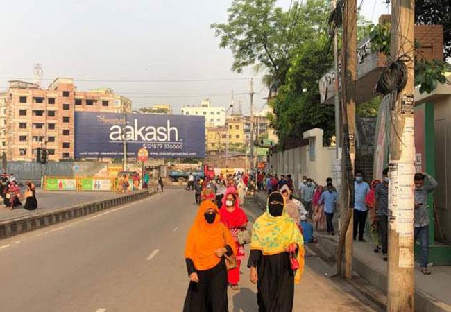লকডাউন শুরু : ঢাকার রাস্তায় যানবাহন, মানুষের অপেক্ষা