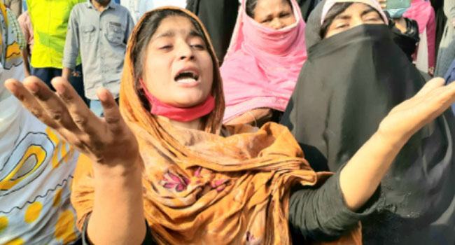 অর্ধেক তোলার পর লঞ্চটি একবার উঠছে, একবার নামছে