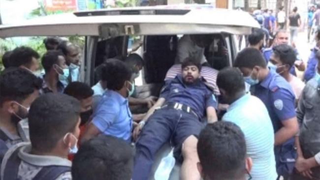 বাস-পিকআপ ভ্যানের সংঘর্ষে আহত ২১ পুলিশ সদস্য