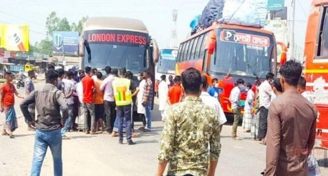 শায়েস্তাগঞ্জে নিষেধাজ্ঞা অমান্য করে মহাসড়কে চলছে গণপরিবহন