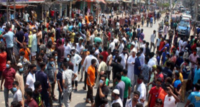 রাজশাহীতে মার্কেট খোলা রাখার দাবিতে ব্যবসায়ীদের বিক্ষোভ