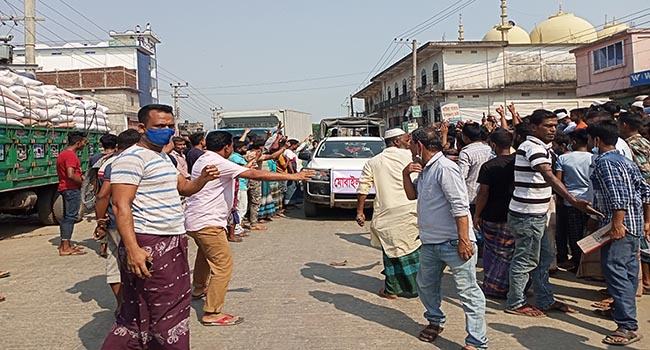 সুনামগঞ্জ-সিলেট সড়কে দোকান খোলা রাখতে ব্যবসায়ী ও শ্রমজীবীদের বিক্ষোভ