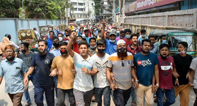 বগুড়ায় দোকান খুলে দেয়ার দাবিতে ব্যবসায়ীদের বিক্ষোভ, ডিসির কাছে স্বারকলিপি