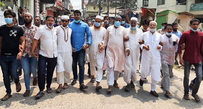 পটুয়াখালীতে স্বাস্থ্যবিধি মেনে দোকান খোলা রাখার দাবিতে বিক্ষোভ