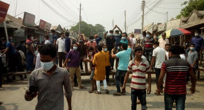 শৈলকুপায় লকডাউনের প্রতিবাদে ব্যবসায়ীদের সড়ক অবরোধ