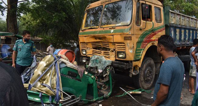 রাজশাহীতে ট্রাকের ধাক্কায় স্বামী-স্ত্রীসহ ৩ সিএনজি যাত্রী নিহত