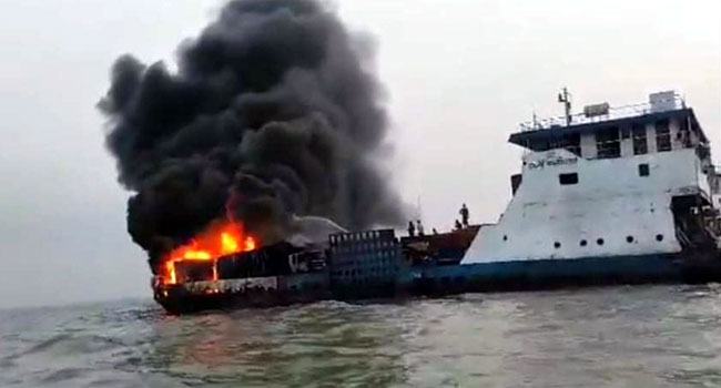 মাঝনদীতে ফেরিতে আগুন, ৯টি যানবাহন পুড়ে ছাই