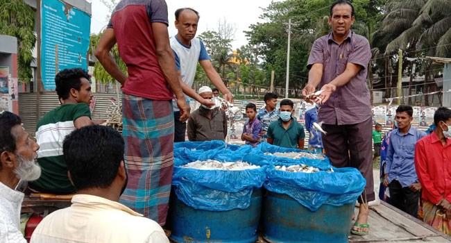 উদ্ধার হলো পরিত্যক্ত চার ড্রাম জাটকা মাছ