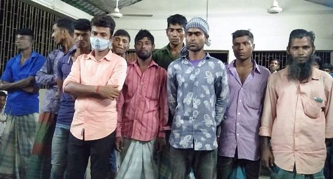 মাদক ছেড়ে নামাজ পড়ার শপথ ১২ যুবকের