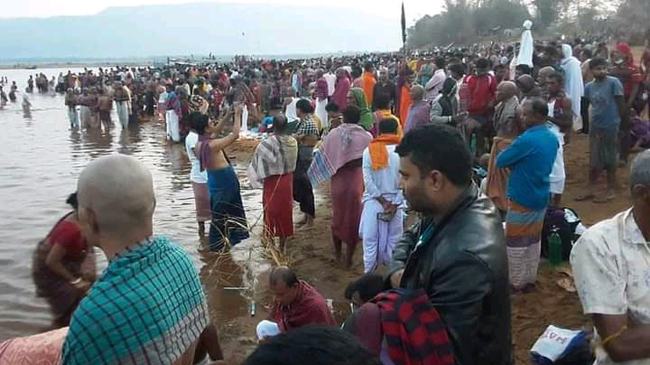 যাদুকাটা নদীতে নিষেধাজ্ঞা লঙ্ঘন করে গঙ্গাস্নান