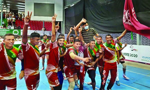দুই ভাইয়ের লড়াইয়ে জিয়ার হাসি