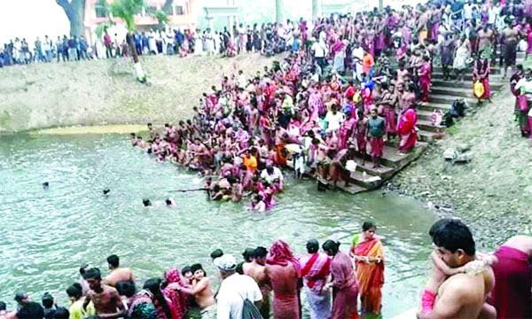 বারুণী স্নানোৎসবে মানুষের ঢল
