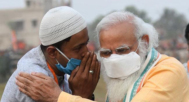 'টুপিওয়ালা মোদির কানে কানে কী বলছে?'