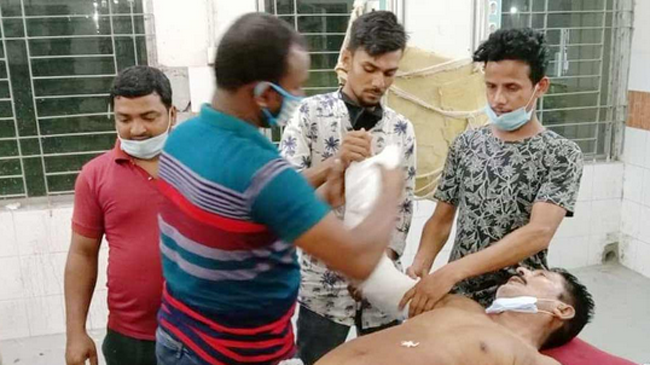 সম্পত্তি লিখে না দেয়ায় অসুস্থ বাবাকে আটকে রেখে মারধর