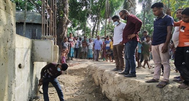 ফুলবাড়ীতে নিম্নমানের কাজ করায় স্কুলভবনের ড্রপওয়াল ভাঙলেন প্রকৌশলী