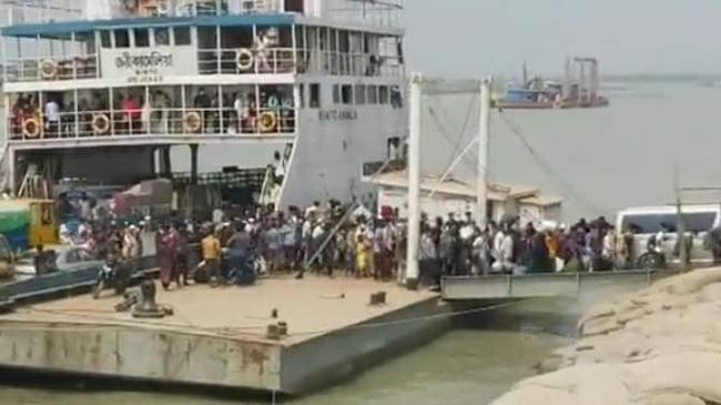 বাংলাবাজার ঘাটে ঘরমুখো মানুষের ভিড়, ফেরির অপেক্ষায় সহস্রাধিক গাড়ি