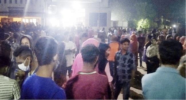 চান্দিনায় বেতনের দাবিতে গার্মেন্টসশ্রমিকদের বিক্ষোভ