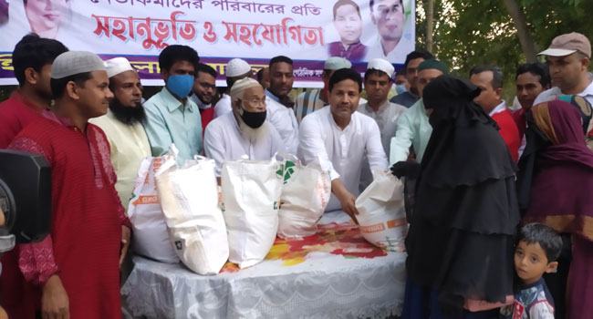 সালথার নির্যাতিত পরিবারের মাঝে বিএনপি নেতার সহায়তা প্রদান