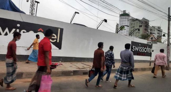 লকডাউন : দ্বিতীয় দিনে ঢাকার রাস্তায় লোক চলাচল বেড়েছে
