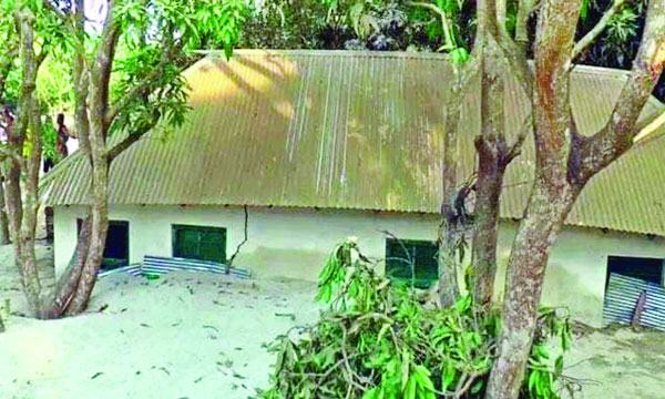 কুমারখালীতে পাউবোর খামখেয়ালিপনা অর্ধশত বসতবাড়ি বালুর নিচে